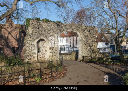 Un'antica porta di pietra nei Westgate Gardens, Canterbury. Foto Stock