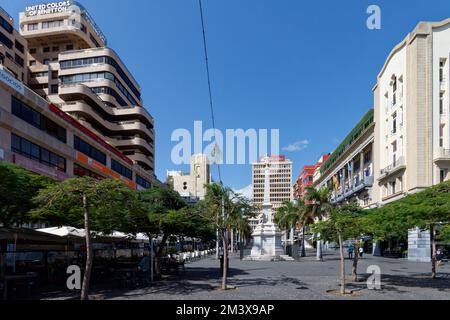 ODL città di Santa Cruz de Tenerife, con un sacco di vegetazione, nuovi e vecchi edifici, caffè e ristoranti strada. Foto Stock