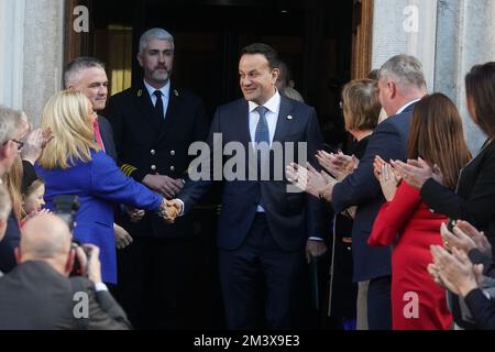 Il neo eletto Taoiseach Leo Varadkar lascia la Leinster House a Dublino per recarsi ad Aras un Uachtarain. Data immagine: Sabato 17 dicembre 2022. Foto Stock