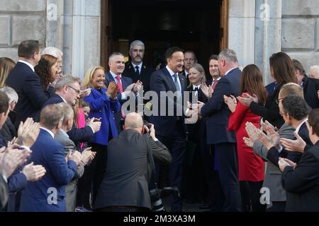 Il neo eletto Taoiseach Leo Varadkar lascia la Leinster House a Dublino per recarsi ad Aras un Uachtarain. Data immagine: Sabato 17 dicembre 2022. Foto Stock