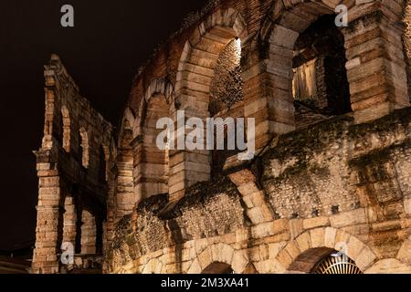 Arena di Verona di notte. Anfiteatro di Verona di notte. L'Arena di Verona di notte con le luci interne accese. Foto Stock