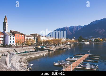 Vista ad alto angolo di Ascona e del suo porto. Ascona si trova sulla riva del Lago maggiore, nel Canton Tessin, Svizzera. Spazio di copia. Foto Stock