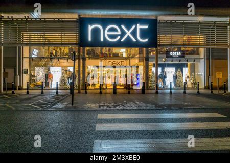 Filiale di Next al Bell Green Retail Park, Sydenham, di notte. Foto Stock