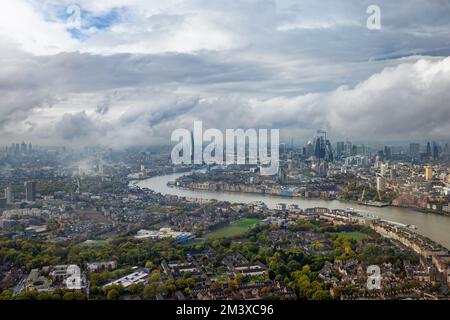Alta vista panoramica dello skyline di Londra durante una giornata autunnale Foto Stock