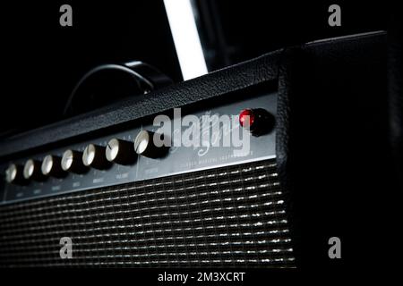 Fender Super Sonic amplificatori per chitarra basso utilizzati da Mike Kerr dei Royal Blood sul palco prima di uno spettacolo dal vivo. Foto Stock