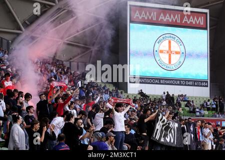 Melbourne, Australia, 17 dicembre 2022. I fan della città di Melbourne sono visti con banner e t-shirt anti-APL che protestano contro la recente decisione di giocare le prossime quattro Grand Finals a Sydney durante la Partita di calcio maschile della A-League tra Melbourne City e Melbourne Victory all'AAMI Park il 17 dicembre 2022 a Melbourne, Australia. Credit: Dave Hewison/Speed Media/Alamy Live News Foto Stock