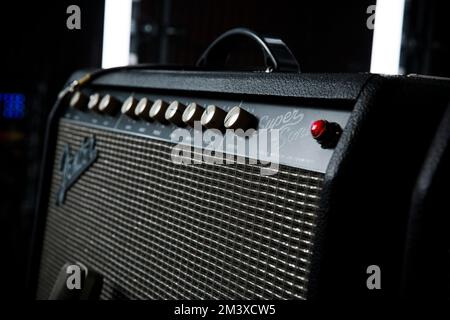 Fender Super Sonic amplificatori per chitarra basso utilizzati da Mike Kerr dei Royal Blood sul palco prima di uno spettacolo dal vivo. Foto Stock