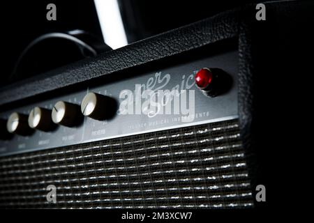 Fender Super Sonic amplificatori per chitarra basso utilizzati da Mike Kerr dei Royal Blood sul palco prima di uno spettacolo dal vivo. Foto Stock