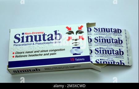 Esterno della scatola di compresse di Sinutab: Contiene paracetamolo e pseudoefedrina per eliminare la congestione nasale e sinusale, buona per il raffreddore comune, influenza, influenza Foto Stock