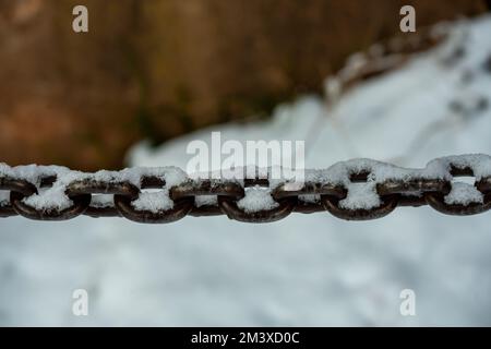 Collegamenti di catena coperti di neve lungo il sentiero nel Grand Canyon Foto Stock