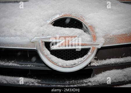 Varsavia, Polonia. 16th Dec, 2022. Il logo Opel è riportato sulla griglia di un'auto a Varsavia, Polonia, il 16 dicembre 2022. (Foto di Jaap Arriens/Sipa USA) Credit: Sipa USA/Alamy Live News Foto Stock