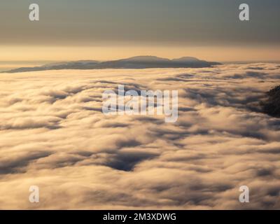 Nebbia valle sul lago Windermere da Wansfell nel Lake District, Regno Unito. Foto Stock