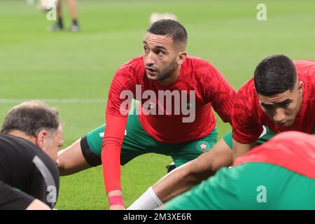 Doha, Qatar. 17th Dec, 2022. Hakim Ziyech del Marocco si scalda durante la partita di play-off al 2022 3rd° posto della Coppa del mondo FIFA Qatar tra Croazia e Marocco allo Stadio Internazionale Khalifa di Doha, Qatar, il 17 dicembre 2022. Foto di Peter Dovgan. Solo per uso editoriale, licenza richiesta per uso commerciale. Non è utilizzabile nelle scommesse, nei giochi o nelle pubblicazioni di un singolo club/campionato/giocatore. Credit: UK Sports Pics Ltd/Alamy Live News Foto Stock