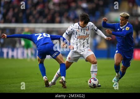 Cardiff, Regno Unito. 17th Dec, 2022. Kenny Dougall #12 di Blackpool sotto la pressione di Gavin Whyte #20 di Cardiff City e Callum Robinson #47 di Cardiff City durante la partita del campionato Sky Bet Cardiff City vs Blackpool al Cardiff City Stadium, Cardiff, Regno Unito, 17th dicembre 2022 (Foto di Mike Jones/News Images) a Cardiff, Regno Unito il 12/17/2022. (Foto di Mike Jones/News Images/Sipa USA) Credit: Sipa USA/Alamy Live News Foto Stock