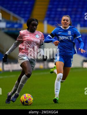 Birmingham, Regno Unito. 17th Dec, 2022. Birmingham, Inghilterra, 17th 2022 dicembre: Karin Muya (16 London City Lionesses) e Tara Bourne (12 Birmingham) si battono per la palla durante la partita di football della fa Womens Continental League Cup tra Birmingham City e London City Lionesses a St Andrews a Birmingham, Inghilterra. (James Whitehead/SPP) Credit: SPP Sport Press Photo. /Alamy Live News Foto Stock