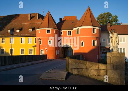 Il famoso Biertor colorato con il ponte di fronte a Cham, una città nel Palatinato superiore, Baviera, Germania. Ora d'oro. Immagine presa da pubblico g Foto Stock