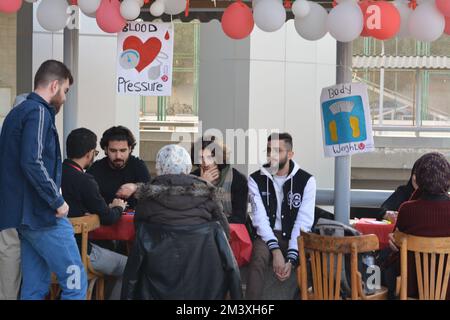 Cairo, Egitto, dicembre 15 2022: Una campagna di donazione di sangue per bambini con talassemia, con stazioni di registrazione, il controllo della pressione sanguigna del donatore Foto Stock