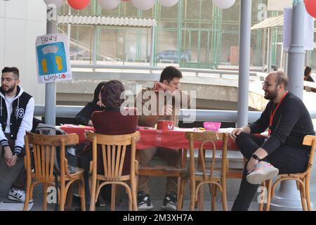 Cairo, Egitto, dicembre 15 2022: Una campagna di donazione di sangue per bambini con talassemia, con stazioni di registrazione, il controllo della pressione sanguigna del donatore Foto Stock