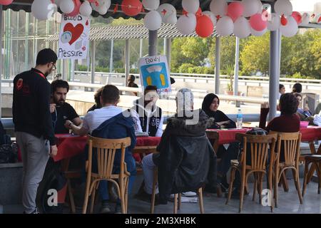 Cairo, Egitto, dicembre 15 2022: Una campagna di donazione di sangue per bambini con talassemia, con stazioni di registrazione, il controllo della pressione sanguigna del donatore Foto Stock