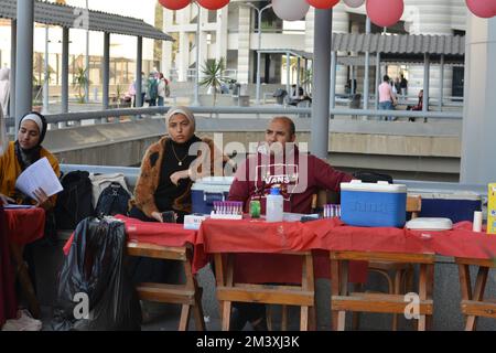 Cairo, Egitto, dicembre 15 2022: Una campagna di donazione di sangue per bambini con talassemia, con stazioni di registrazione, il controllo della pressione sanguigna del donatore Foto Stock