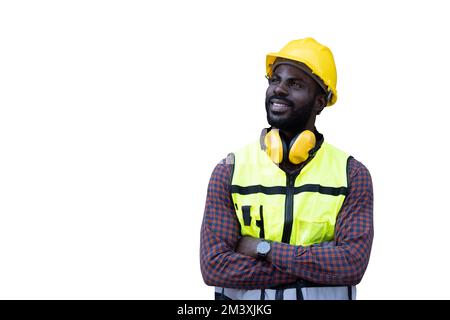 ritratto ingegnere lavoratore nero africano in piedi sorriso haft corpo guardando in alto contro il bianco Foto Stock