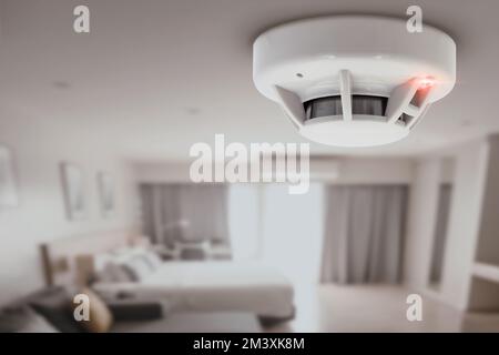 rivelatore di fumo rivelatore di allarme antincendio dispositivo di sicurezza domestica installato nel soffitto della stanza dell'hotel domestica Foto Stock