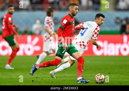 DOHA, QATAR - 17 DICEMBRE: Hakim Ziyech del Marocco in azione durante il 3rd° posto - Coppa del mondo FIFA Qatar 2022 incontro tra Croazia e Marocco allo Stadio Internazionale Khalifa il 17 dicembre 2022 a Doha, Qatar (Foto di Pablo Morano/BSR Agency) Foto Stock