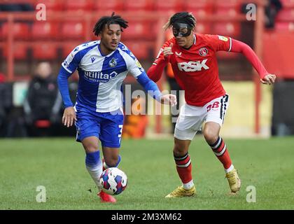 Lewis Gordon (a sinistra) di Bristol Rovers corre con la palla seguita da Charlton Athletics Sean Clare (a destra) durante la partita della Sky Bet League One a The Valley, Londra. Data immagine: Sabato 17 dicembre 2022. Foto Stock