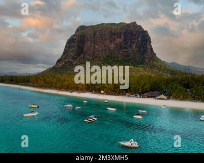 Foto panoramica del paesaggio aereo sul lato sud di Mauritus. le morne brabant montagna è sullo sfondo. Nuvole colorate sul cielo. Tropico Foto Stock