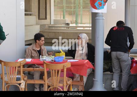 Cairo, Egitto, dicembre 15 2022: Una campagna di donazione di sangue per bambini con talassemia, con stazioni di registrazione, il controllo della pressione sanguigna del donatore Foto Stock