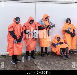 Dungess, Kent, Regno Unito. 17th Dec, 2022. I migranti che arrivano sulla spiaggia a Dungeness sono stati salvati dall'RNLI mentre tentano di attraversare la Manica in condizioni subzero attendono gli ufficiali della forza di confine. Dungeness, Kent, UK. Credit: Reppans/Alamy Live News Foto Stock