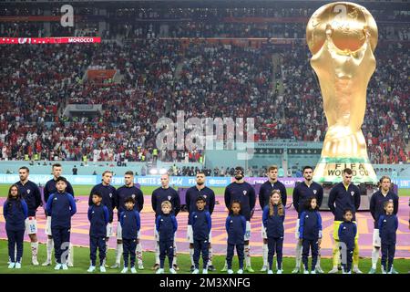 DOHA, QATAR - 17 DICEMBRE: La squadra croata si allinea agli inni nazionali durante la partita del Qatar 2022 3rd° posto della Coppa del mondo FIFA tra Croazia e Marocco al Khalifa International Stadium il 17 dicembre 2022 a Doha, Qatar. Foto: Goran Stanzl/PIXSELL Credit: Pixsell/Alamy Live News Foto Stock