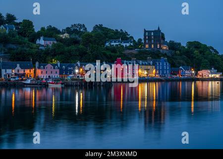 Porto di Tobermory e lungomare al crepuscolo - Tobermory, Isola di Mull, Scozia, Regno Unito Foto Stock