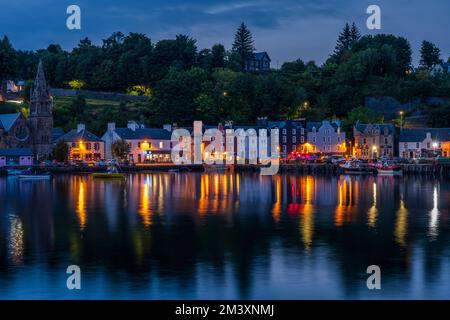 Porto di Tobermory e lungomare al crepuscolo - Tobermory, Isola di Mull, Scozia, Regno Unito Foto Stock