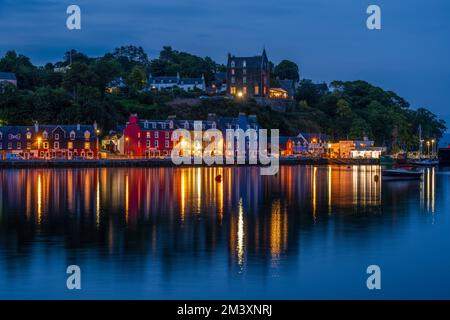 Porto di Tobermory e lungomare al crepuscolo - Tobermory, Isola di Mull, Scozia, Regno Unito Foto Stock