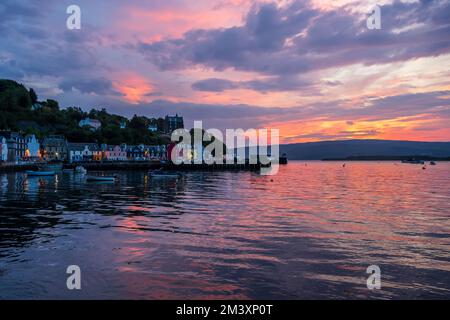Porto di Tobermory e lungomare all'alba - Tobermory, Isola di Mull, Scozia, Regno Unito Foto Stock