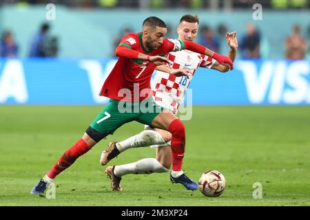 Doha, Qatar. 17th Dec, 2022. Mislav Orsic (R) della Croazia in azione con Hakim Ziyech del Marocco durante la partita del terzo posto della Coppa del mondo FIFA 2022 allo stadio internazionale Khalifa di Doha, in Qatar, il 17 dicembre 2022. Foto di Chris Brunskill/UPI Credit: UPI/Alamy Live News Foto Stock