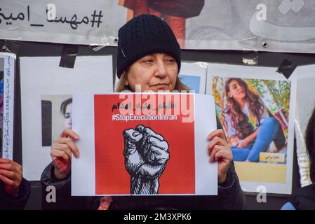 Londra, Inghilterra, Regno Unito. 17th Dec, 2022. Un gruppo di donne ha organizzato una manifestazione e una performance a Piccadilly Circus per protestare contro le esecuzioni di manifestanti anti anti anti-governativi in Iran. Gli attivisti legarono le corde intorno al collo e coprì le mani in sangue falso. (Credit Image: © Vuk Valcic/ZUMA Press Wire) Foto Stock