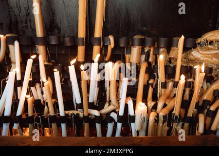 Offre candele al Santuario di Fatima - Fatima, Portogallo Foto Stock