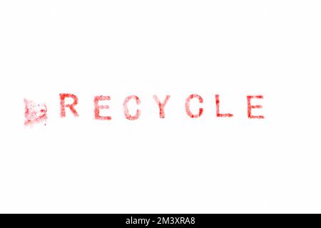 Timbro in gomma con inchiostro di colore rosso in parola ricicla su sfondo bianco Foto Stock