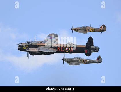 La vista di Lancaster, Spitfire e Hurricane del BBMF che vola nel cielo blu Foto Stock