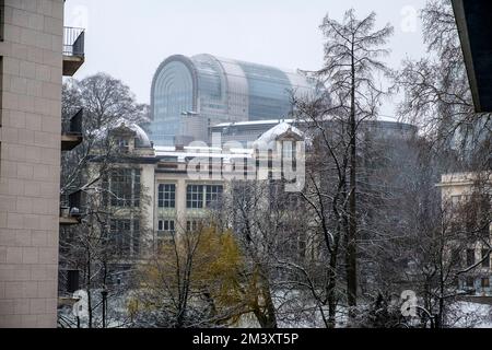 Sottile strato di neve sul parlamento europeo a Bruxelles fine couche de neige sur le parlement europeen Foto Stock