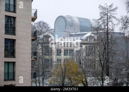 Sottile strato di neve sul parlamento europeo a Bruxelles fine couche de neige sur le parlement europeen Foto Stock