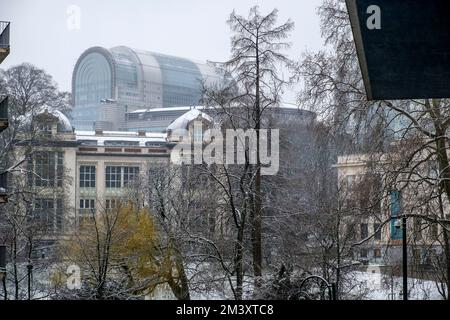 Sottile strato di neve sul parlamento europeo a Bruxelles fine couche de neige sur le parlement europeen Foto Stock