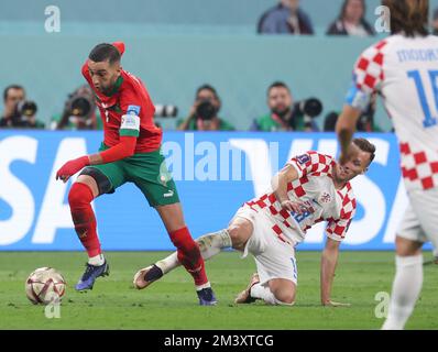 DOHA, QATAR - 17 DICEMBRE: Hakim Ziyech del Marocco in azione durante la Coppa del mondo FIFA Qatar 2022 3rd ° posto match tra Croazia e Marocco al Khalifa International Stadium il 17 dicembre 2022 a Doha, Qatar. Foto: Igor Kralj/PIXSELL Credit: Pixsell/Alamy Live News Foto Stock