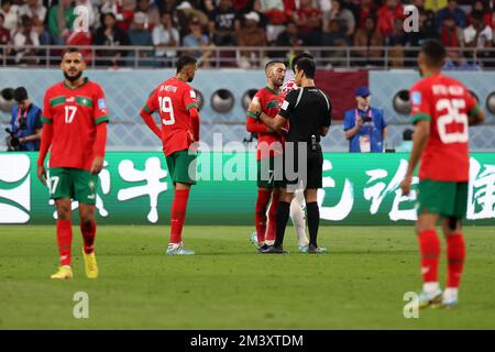 DOHA, QATAR - 17 DICEMBRE: Hakim Ziyech del Marocco conversazione con Referee Abdulrahman al Jassim durante la Coppa del mondo FIFA Qatar 2022 3rd ° posto match tra Croazia e Marocco al Khalifa International Stadium il 17 dicembre 2022 a Doha, Qatar. Foto: Goran Stanzl/PIXSELL Credit: Pixsell/Alamy Live News Foto Stock