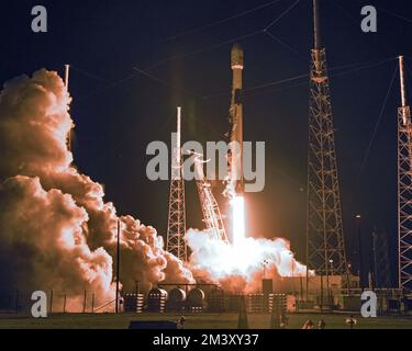 Un razzo SpaceX Falcon 9 si solleva dal complesso 40 alle 5:48 presso la Cape Canaveral Space Force Station, Florida, venerdì 16 dicembre 2022. A bordo sono presenti due satelliti di comunicazione MPOWER O3b per SES Lussemburgo. Foto di Joe Marino/UPI Credit: UPI/Alamy Live News Foto Stock