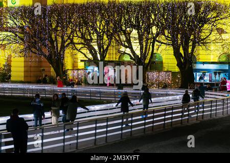 Zagabria Croazia - 8 dicembre 2022: Le persone stanno pattinando nel parco. Foto Stock