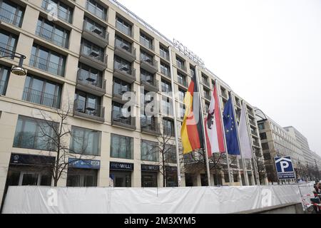 12/17/2022, Berlino, Germania, l'hotel chiuso dall'esterno. Il giorno dopo l'incidente - l'Aquadom di Berlino è stato completamente chiuso. AquaDom nell'hotel di Berlino 'Radisson Blu' scoppiò venerdì 12/16/22 e circa 1 milioni di litri d'acqua con tutti i pesci sparsi fuori. Foto Stock