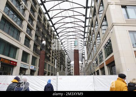 12/17/2022, Berlino, Germania, l'hotel chiuso dall'esterno. Il giorno dopo l'incidente - l'Aquadom di Berlino è stato completamente chiuso. AquaDom nell'hotel di Berlino 'Radisson Blu' scoppiò venerdì 12/16/22 e circa 1 milioni di litri d'acqua con tutti i pesci sparsi fuori. Foto Stock